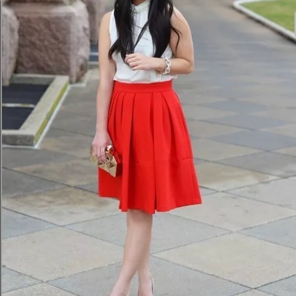 Banana Republic Red Full Pleated Skirt Size 6 - Picture 2 of 5
